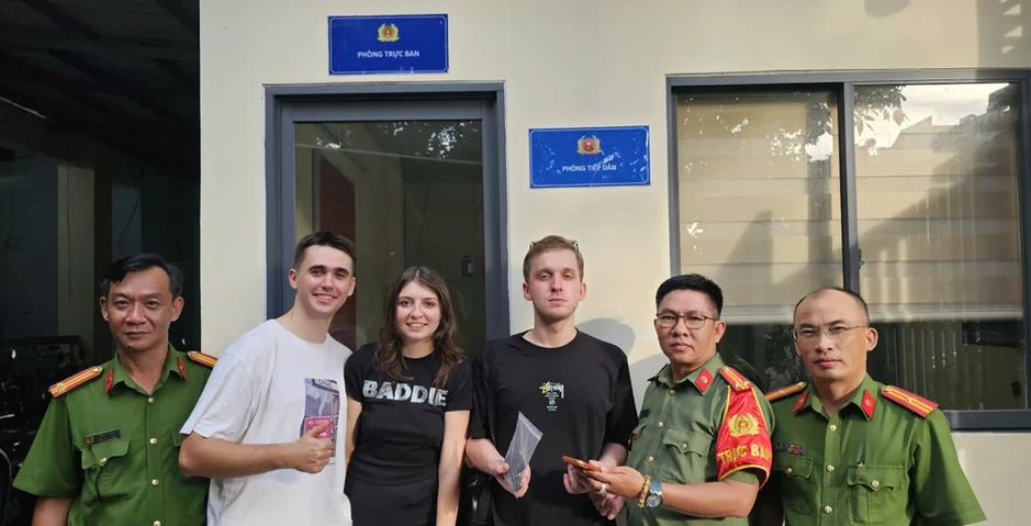 Công an phường Đông Hưng Thuận giúp du khách Nga tìm lại iPhone 17 Pro Công an phường Đông Hưng Thuận giúp du khách Nga tìm lại iPhone 17 Pro