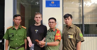 Công an phường Đông Hưng Thuận giúp du khách Nga tìm lại iPhone 17 Pro