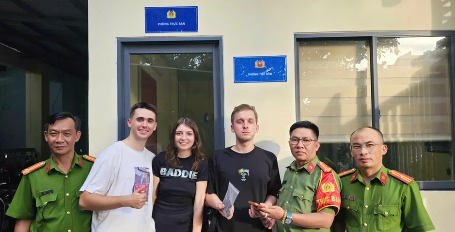 Công an phường Đông Hưng Thuận hỗ trợ du khách Nga tìm lại tài sản thất lạc Công an phường Đông Hưng Thuận hỗ trợ du khách Nga tìm lại tài sản thất lạc