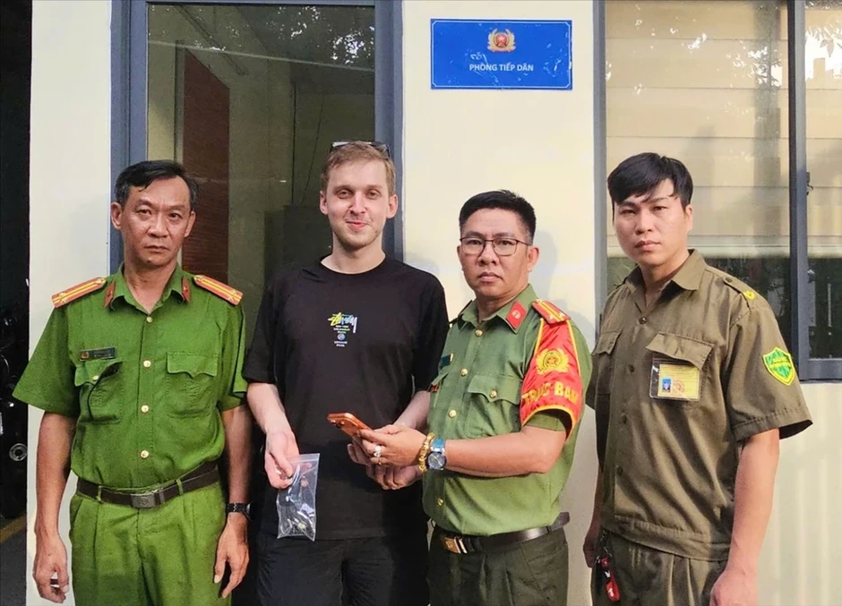 Công an phường Đông Hưng Thuận hỗ trợ du khách Nga tìm lại tài sản thất lạc Công an phường Đông Hưng Thuận hỗ trợ du khách Nga tìm lại tài sản thất lạc