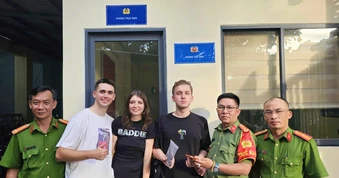 Công an phường Đông Hưng Thuận hỗ trợ du khách Nga tìm lại tài sản thất lạc