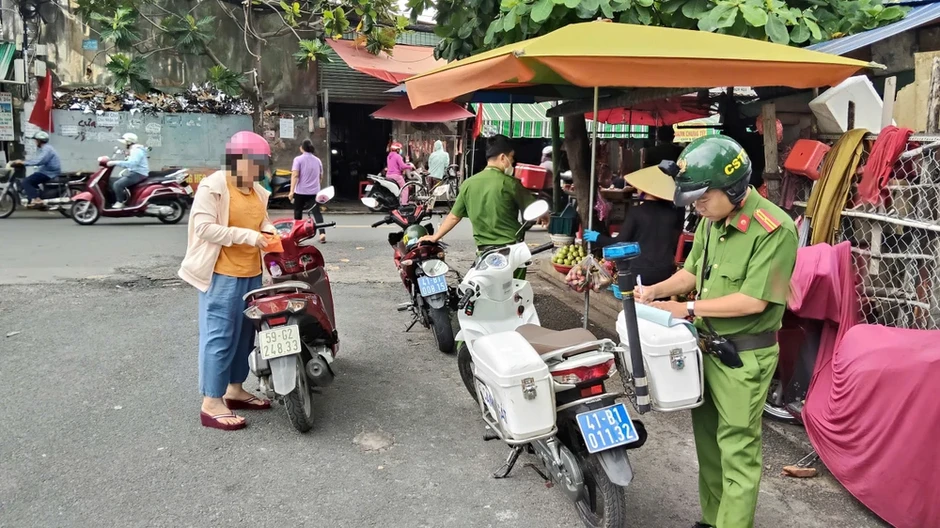 Công an phường Đông Hưng Thuận huy động 100% quân số làm sạch địa bàn Công an phường Đông Hưng Thuận huy động 100% quân số làm sạch địa bàn