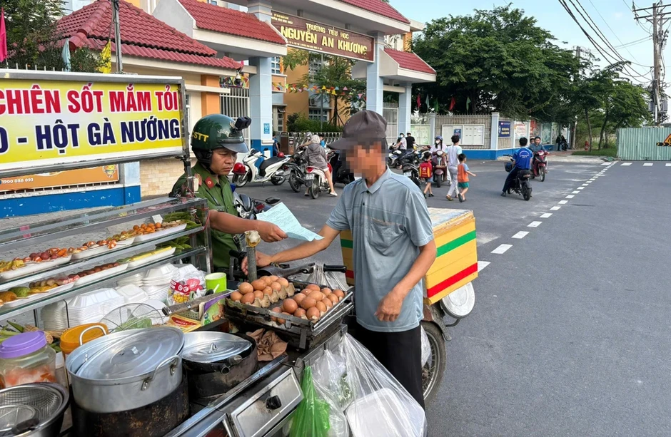 Công an phường Đông Hưng Thuận huy động 100% quân số làm sạch địa bàn Công an phường Đông Hưng Thuận huy động 100% quân số làm sạch địa bàn