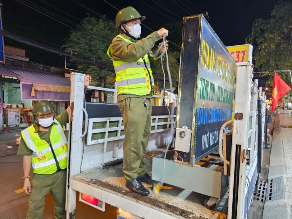 Công an phường Đông Hưng Thuận huy động 100% quân số làm sạch địa bàn Công an phường Đông Hưng Thuận huy động 100% quân số làm sạch địa bàn