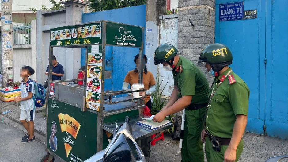 Công an phường Đông Hưng Thuận huy động 100% quân số làm sạch địa bàn Công an phường Đông Hưng Thuận huy động 100% quân số làm sạch địa bàn