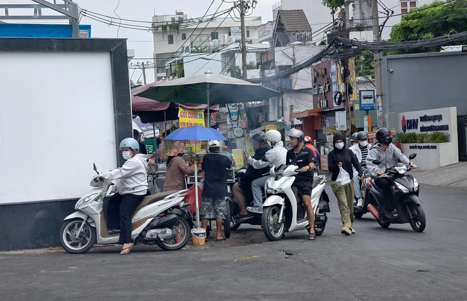 Công an phường Gò Vấp xử lý hàng rong 'bủa vây' cổng trường Công an phường Gò Vấp xử lý hàng rong 'bủa vây' cổng trường