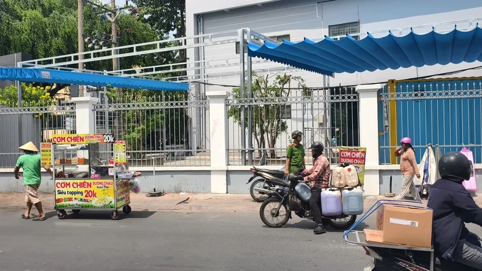 Công an phường Gò Vấp xử lý hàng rong 'bủa vây' cổng trường Công an phường Gò Vấp xử lý hàng rong 'bủa vây' cổng trường