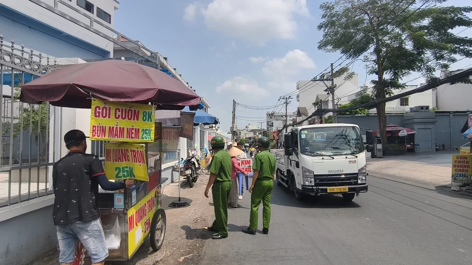 Công an phường Gò Vấp xử lý hàng rong 'bủa vây' cổng trường Công an phường Gò Vấp xử lý hàng rong 'bủa vây' cổng trường