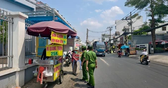 Công an phường Gò Vấp xử lý hàng rong 'bủa vây' cổng trường