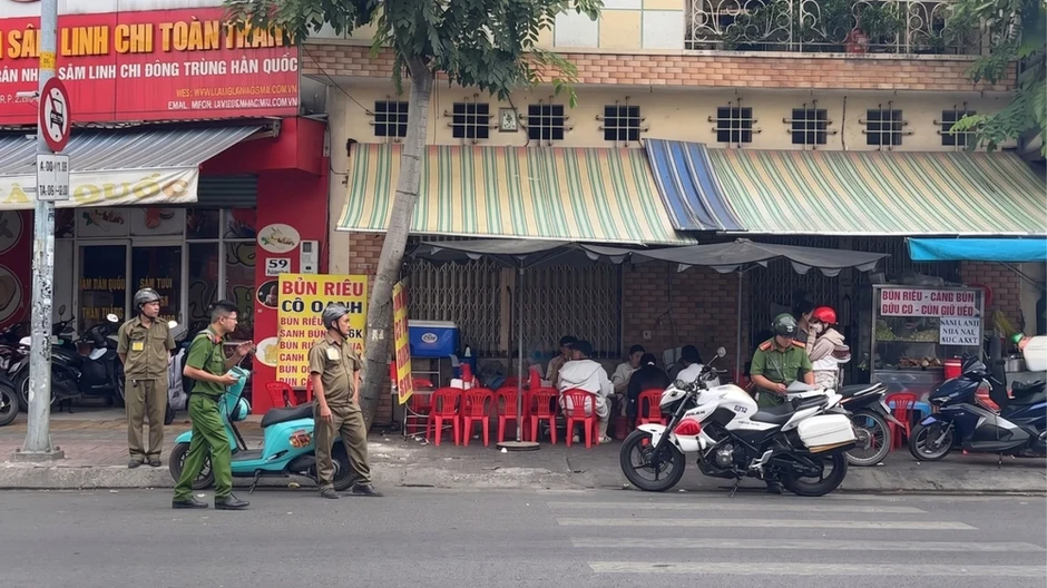 Công an phường Tân Sơn ra quân xử lý lấn chiếm vỉa hè Công an phường Tân Sơn ra quân xử lý lấn chiếm vỉa hè