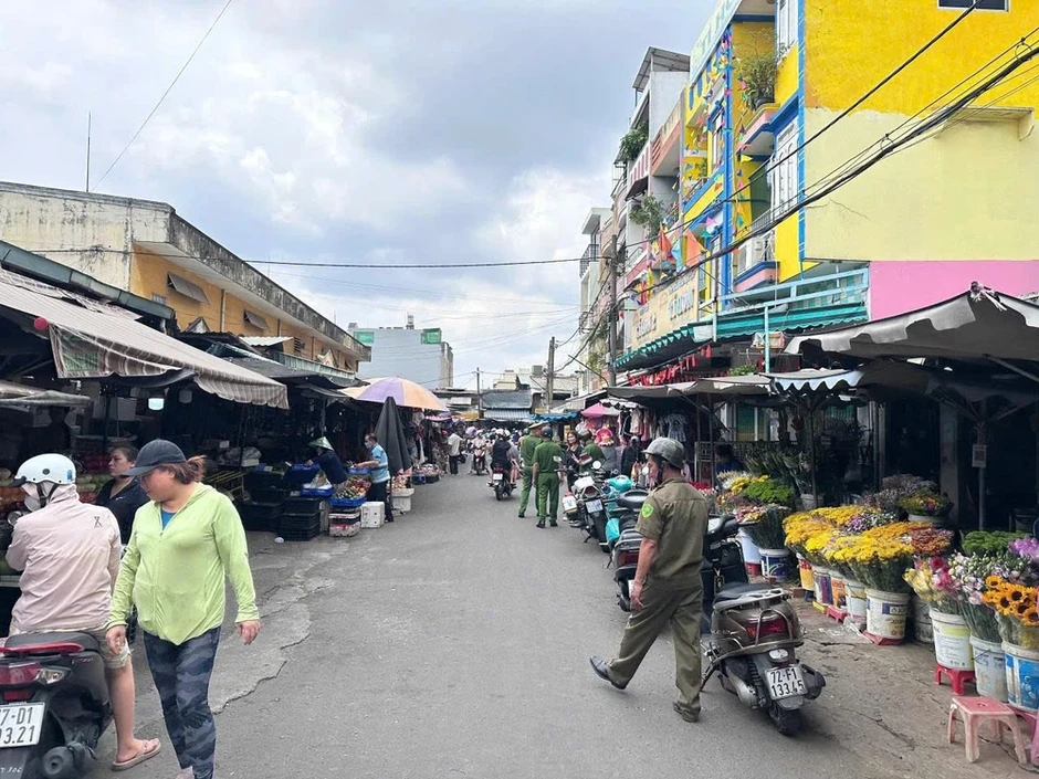 Công an phường Tân Sơn ra quân xử lý lấn chiếm vỉa hè Công an phường Tân Sơn ra quân xử lý lấn chiếm vỉa hè