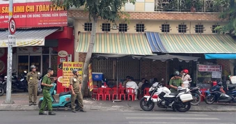 Công an phường Tân Sơn ra quân xử lý lấn chiếm vỉa hè