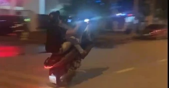 Công an Quảng Ninh xử phạt nam thanh niên đi xe máy bằng một bánh