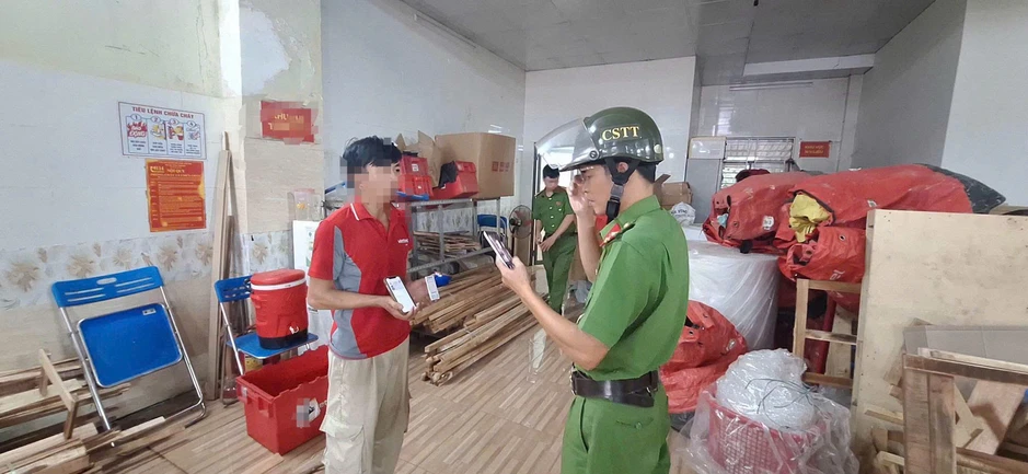 Công an ra quân kiểm tra 2 cơ sở kinh doanh dịch vụ shipper, test nhanh ma túy nhân viên Công an ra quân kiểm tra 2 cơ sở kinh doanh dịch vụ shipper, test nhanh ma túy nhân viên