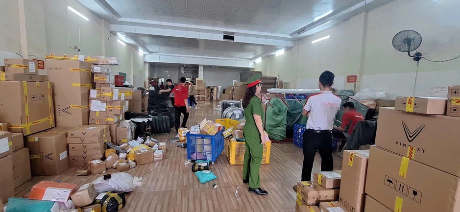 Công an ra quân kiểm tra 2 cơ sở kinh doanh dịch vụ shipper, test nhanh ma túy nhân viên Công an ra quân kiểm tra 2 cơ sở kinh doanh dịch vụ shipper, test nhanh ma túy nhân viên