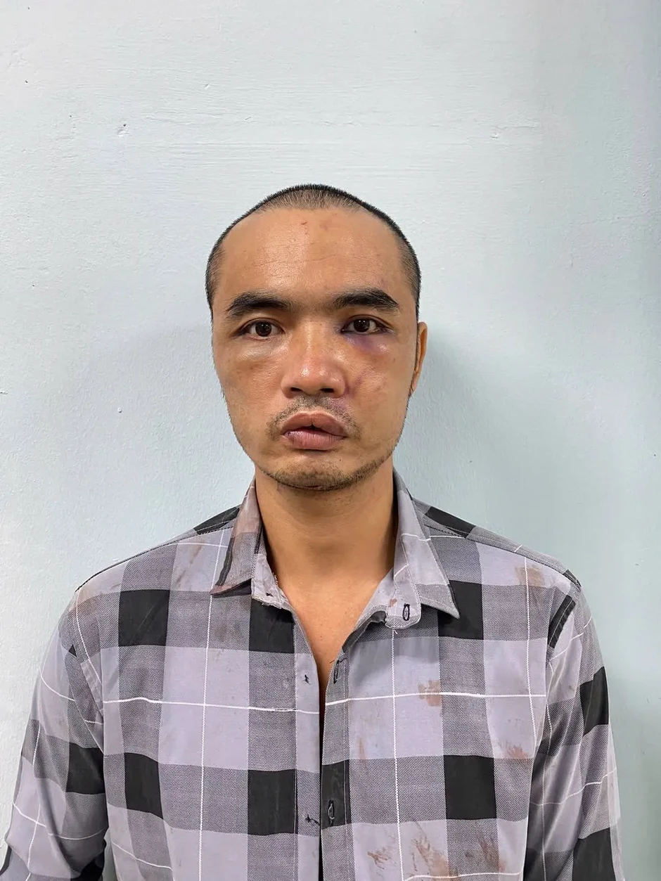 Công an tạm giữ đối tượng dùng dao chém kính xe ô tô Công an tạm giữ đối tượng dùng dao chém kính xe ô tô