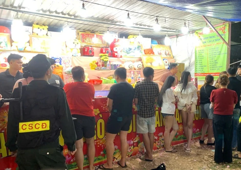 Công an Tây Ninh bắt giữ nhóm lừa đảo bằng trò bốc thăm trúng thưởng tại hội chợ Công an Tây Ninh bắt giữ nhóm lừa đảo bằng trò bốc thăm trúng thưởng tại hội chợ