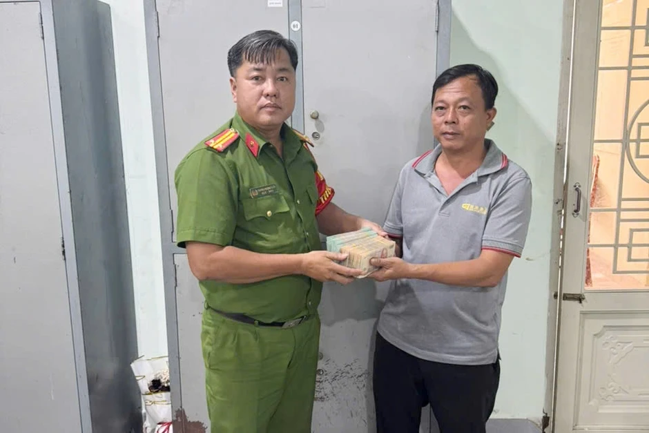 Công an Tây Ninh hỗ trợ trao trả hơn 300 triệu đồng người dân chuyển nhầm Công an Tây Ninh hỗ trợ trao trả hơn 300 triệu đồng người dân chuyển nhầm