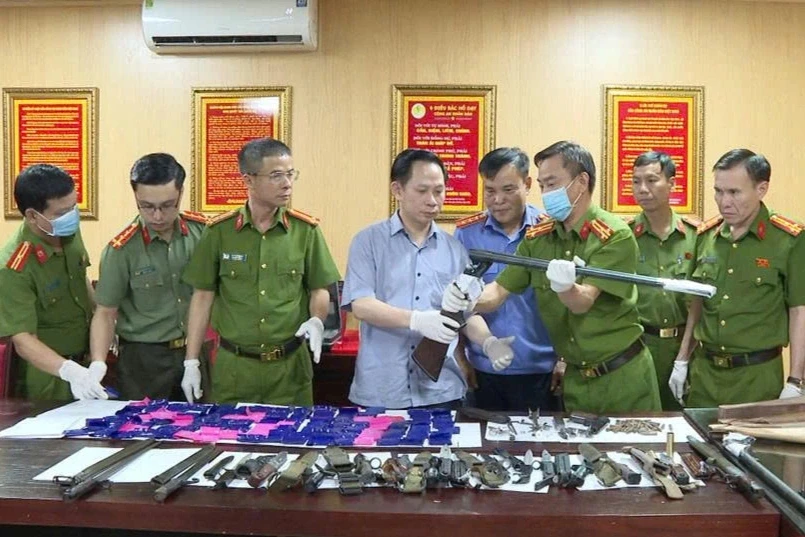Công an Thanh Hóa thu giữ hơn 2.300 khẩu súng và hàng chục quả bom, mìn Công an Thanh Hóa thu giữ hơn 2.300 khẩu súng và hàng chục quả bom, mìn