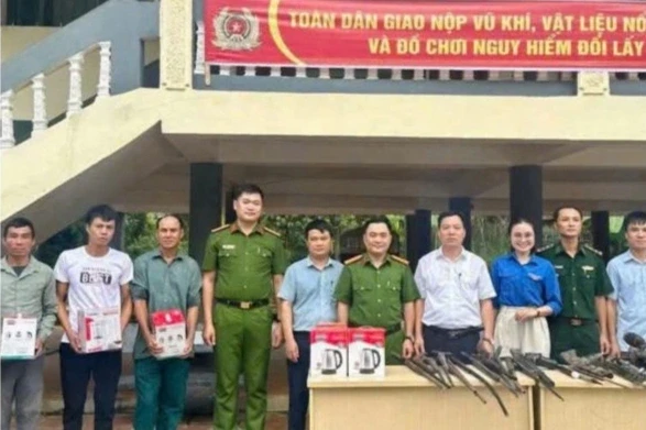 Công an Thanh Hóa thu giữ hơn 2.300 khẩu súng và hàng chục quả bom, mìn Công an Thanh Hóa thu giữ hơn 2.300 khẩu súng và hàng chục quả bom, mìn