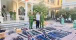 Công an thu giữ khoảng 1 tấn vũ khí thô sơ và công cụ hỗ trợ