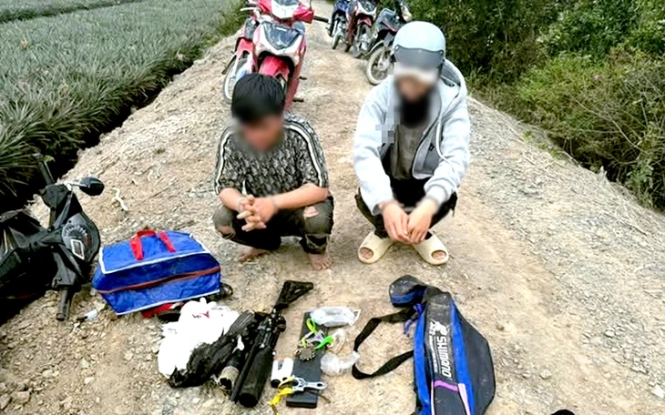 Công an tìm người bắn chim giữa phố Đà Lạt, giật điện thoại và có hành vi hành hung phóng viên Công an tìm người bắn chim giữa phố Đà Lạt, giật điện thoại và có hành vi hành hung phóng viên