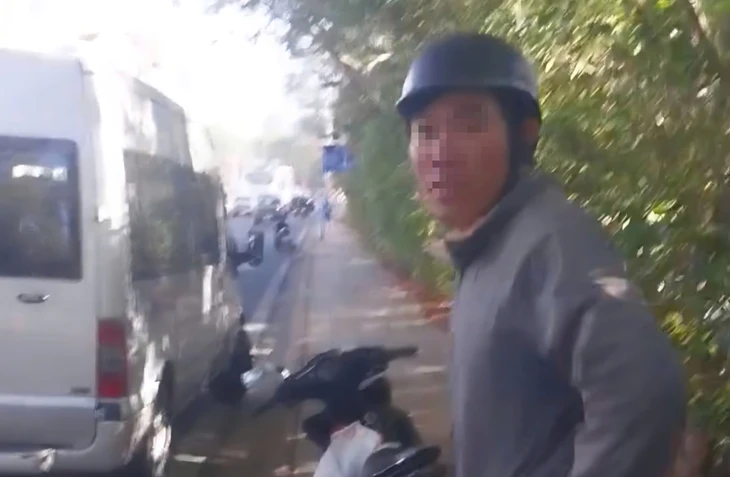 Công an tìm người bắn chim giữa phố Đà Lạt, giật điện thoại và có hành vi hành hung phóng viên Công an tìm người bắn chim giữa phố Đà Lạt, giật điện thoại và có hành vi hành hung phóng viên