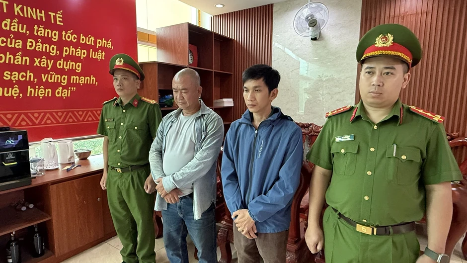 Công an tỉnh Đắk Lắk bắt 2 bị can buôn bán hàng giả, trốn thuế Công an tỉnh Đắk Lắk bắt 2 bị can buôn bán hàng giả, trốn thuế