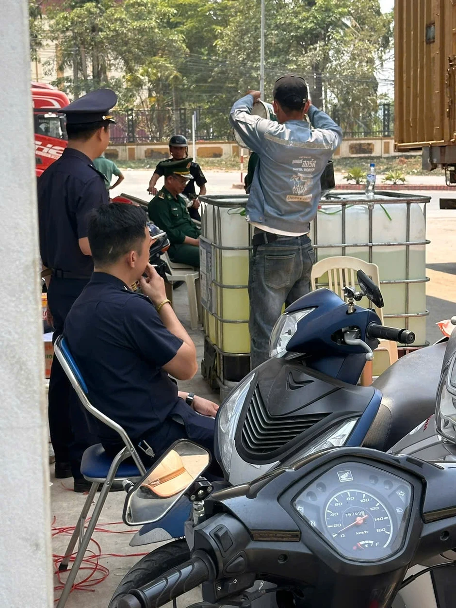 Công an tỉnh Quảng Trị bắt xe tải gia cố gầm chở dầu diesel qua biên giới Công an tỉnh Quảng Trị bắt xe tải gia cố gầm chở dầu diesel qua biên giới