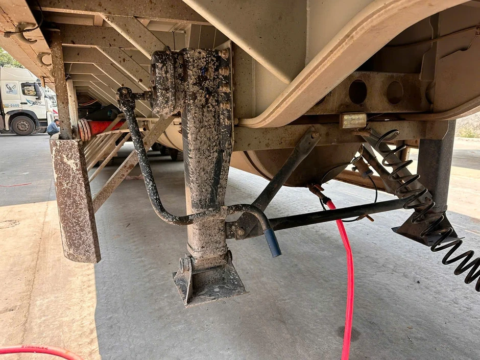 Công an tỉnh Quảng Trị bắt xe tải gia cố gầm chở dầu diesel qua biên giới Công an tỉnh Quảng Trị bắt xe tải gia cố gầm chở dầu diesel qua biên giới