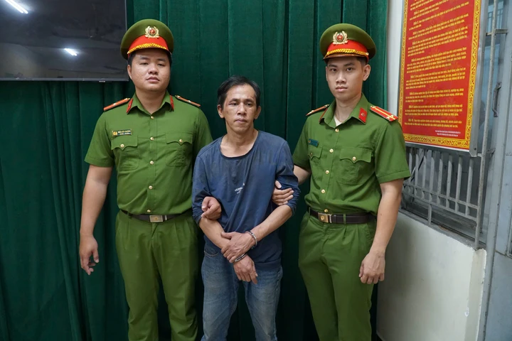 Công an TP . HCM bắt nghi phạm cướp tiệm vàng sau hơn 1 giờ gây án Công an TP . HCM bắt nghi phạm cướp tiệm vàng sau hơn 1 giờ gây án