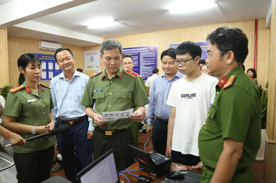 Công an TP Hồ Chí Minh đẩy mạnh chuyển đổi số vì an ninh trật tự Công an TP Hồ Chí Minh đẩy mạnh chuyển đổi số vì an ninh trật tự