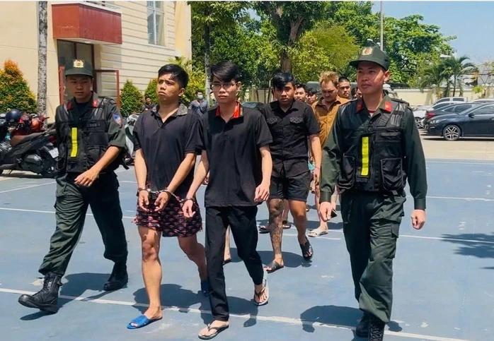 Công an TPHCM bắt 30 đối tượng sau khi kiểm tra một ô tô đang lưu thông