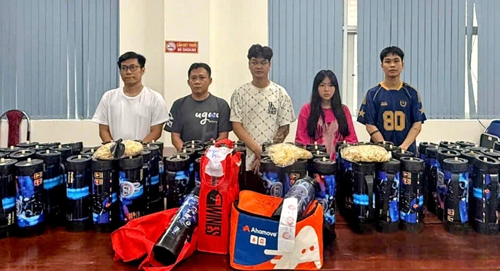 Công an TP.HCM bắt 5 người mua bán khí cười quy mô lớn Công an TP.HCM bắt 5 người mua bán khí cười quy mô lớn