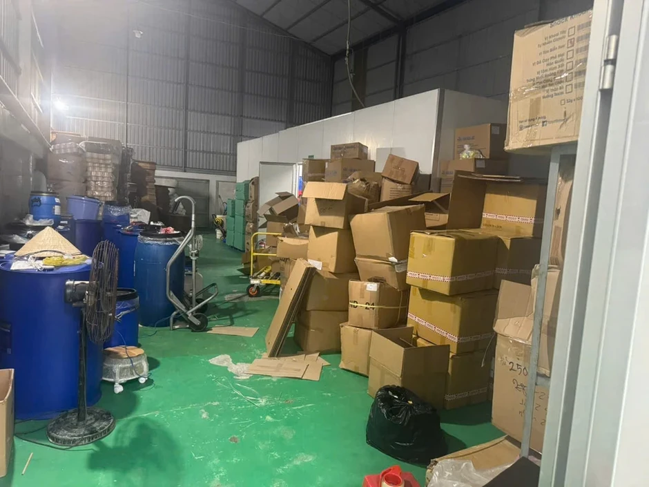 Công an TP.HCM bắt 5 người vụ 'xưởng kem trộn' giả nhãn hiệu OLAY, Vaseline... Công an TP.HCM bắt 5 người vụ 'xưởng kem trộn' giả nhãn hiệu OLAY, Vaseline...