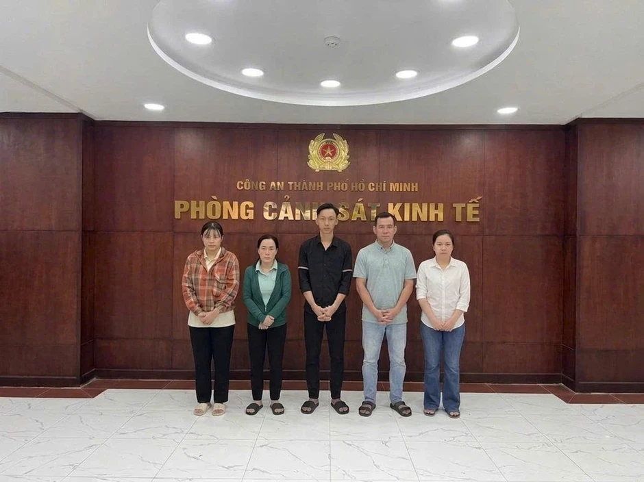 Công an TP.HCM bắt 5 người vụ 'xưởng kem trộn' giả nhãn hiệu OLAY, Vaseline... Công an TP.HCM bắt 5 người vụ 'xưởng kem trộn' giả nhãn hiệu OLAY, Vaseline...