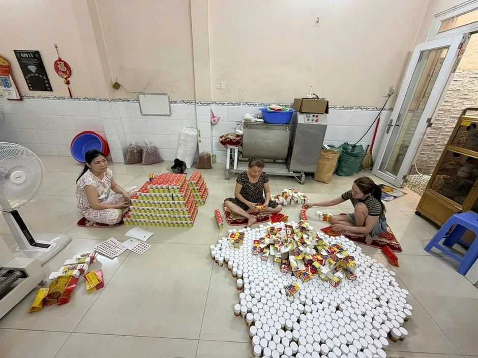 Công an TP.HCM bắt giam 3 người sản xuất thuốc đông y giả trộn Paracetamol Công an TP.HCM bắt giam 3 người sản xuất thuốc đông y giả trộn Paracetamol