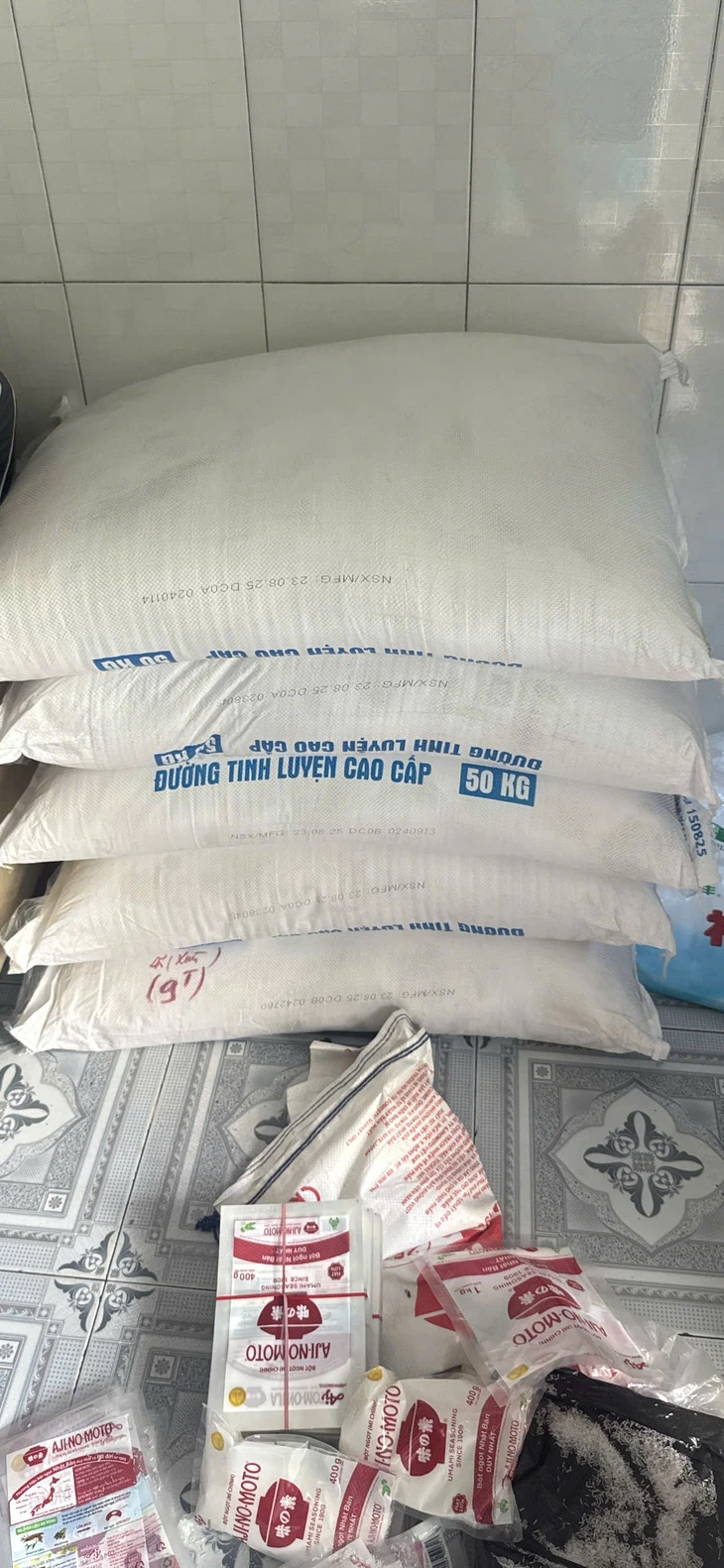 Công an TP.HCM bắt nhóm làm bột ngọt Ajinomoto giả, lên đến hàng tấn Công an TP.HCM bắt nhóm làm bột ngọt Ajinomoto giả, lên đến hàng tấn