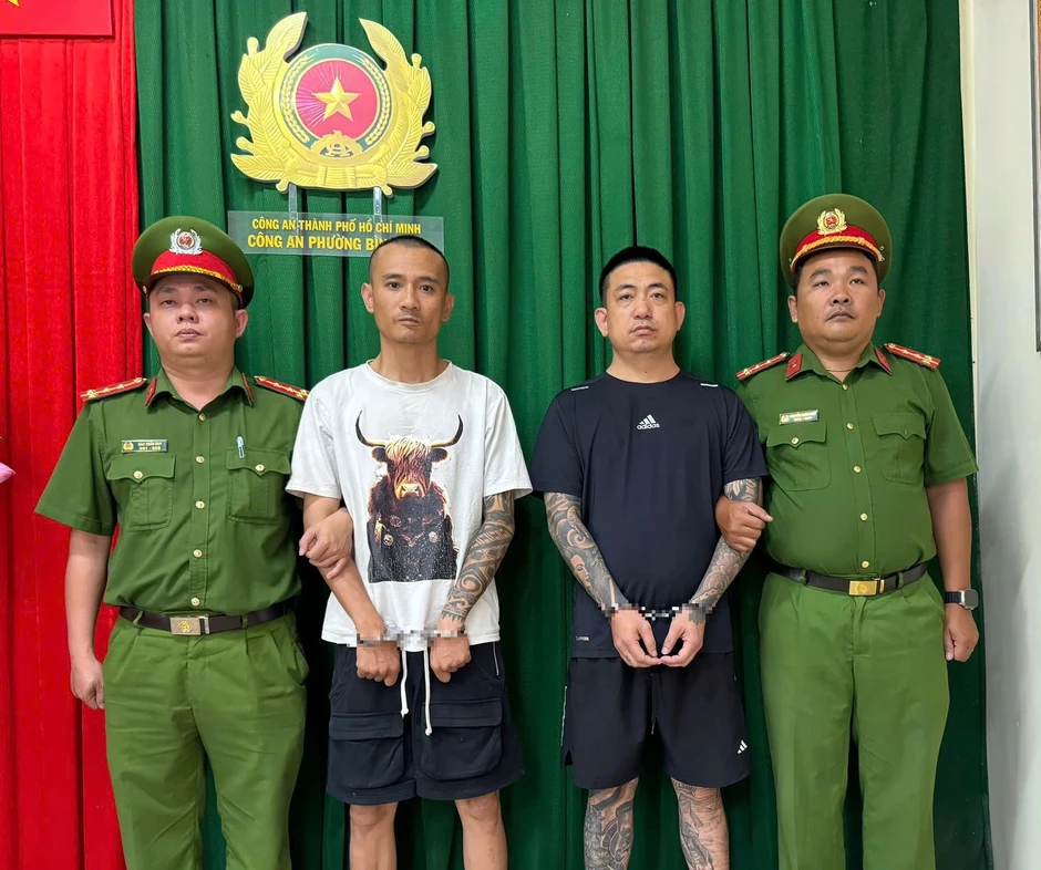 Công an TP.HCM bắt tạm giam 2 đối tượng chặn xe, đánh người mua vé số Công an TP.HCM bắt tạm giam 2 đối tượng chặn xe, đánh người mua vé số