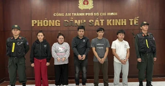 Công an TPHCM bắt vợ chồng chủ xưởng giày cùng 3 nhân viên