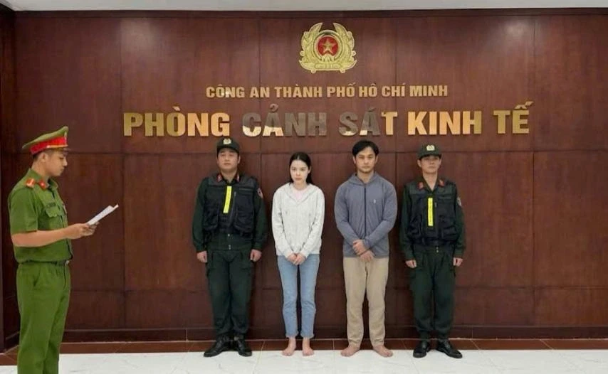 Công an TP.HCM bắt vợ chồng sản xuất thuốc giảm cân Emo’s chứa chất cấm Công an TP.HCM bắt vợ chồng sản xuất thuốc giảm cân Emo’s chứa chất cấm