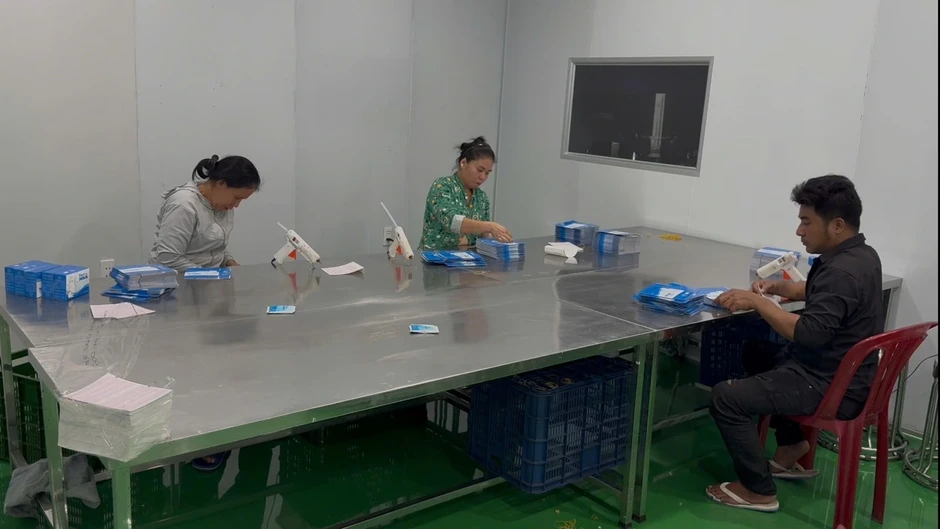 Công an TP.HCM bắt vợ chồng sản xuất thuốc giảm cân Emo’s chứa chất cấm Công an TP.HCM bắt vợ chồng sản xuất thuốc giảm cân Emo’s chứa chất cấm