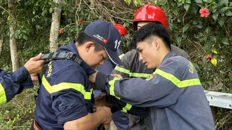 Công an TP.HCM cứu người đàn ông rơi xuống giếng sâu 35 mét Công an TP.HCM cứu người đàn ông rơi xuống giếng sâu 35 mét