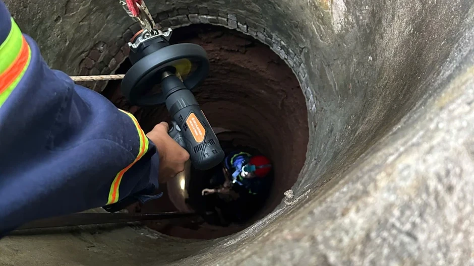 Công an TP.HCM cứu người đàn ông rơi xuống giếng sâu 35 mét Công an TP.HCM cứu người đàn ông rơi xuống giếng sâu 35 mét