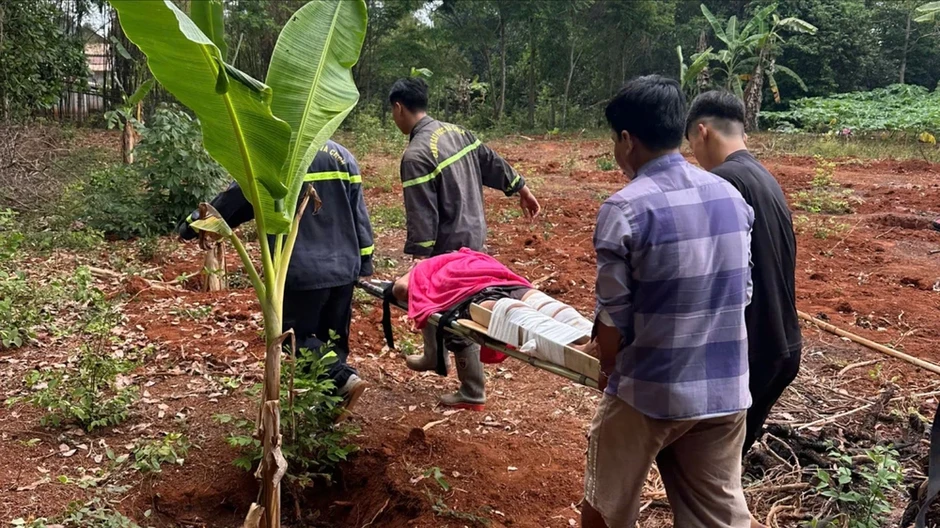 Công an TP.HCM cứu người đàn ông rơi xuống giếng sâu 35 mét Công an TP.HCM cứu người đàn ông rơi xuống giếng sâu 35 mét