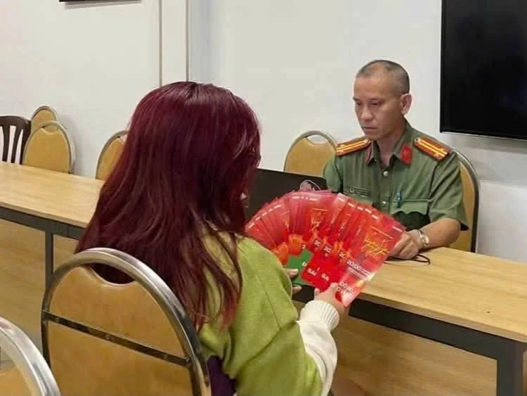 Công an TPHCM làm việc với 2 người rao bán vé “Tổ quốc trong tim”