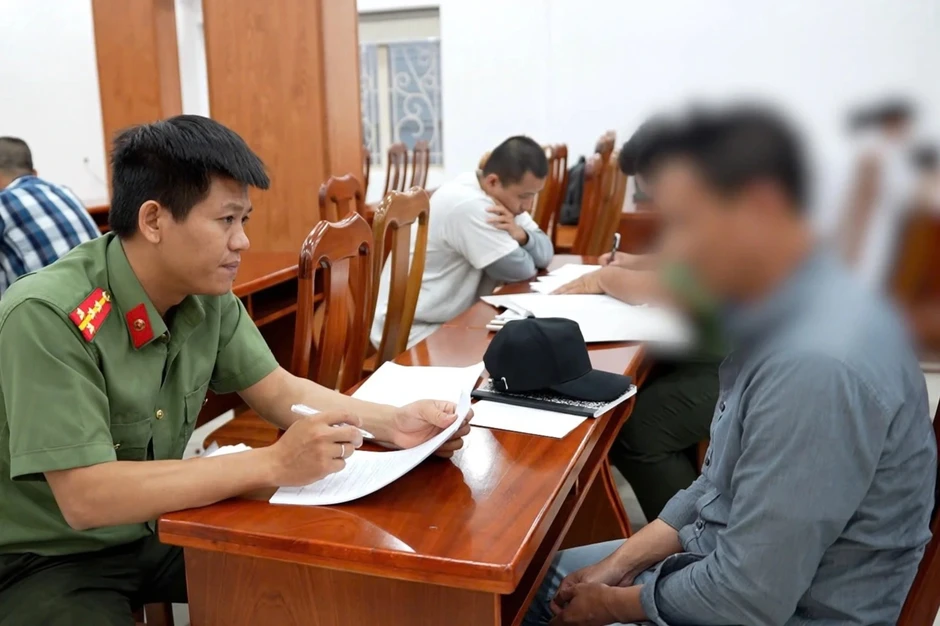 Công an TPHCM tiếp nhận 34 công dân bị Mỹ trục xuất Công an TPHCM tiếp nhận 34 công dân bị Mỹ trục xuất