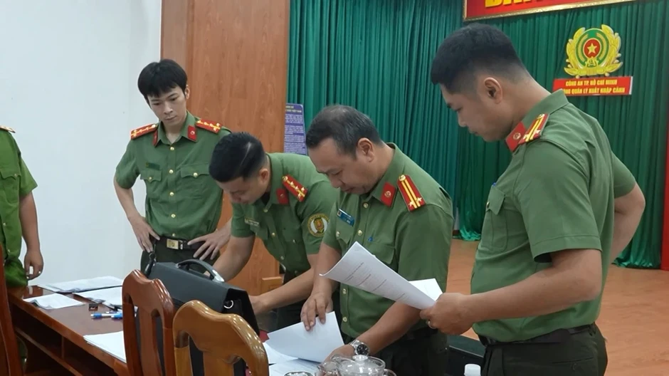 Công an TP.HCM tiếp nhận, hỗ trợ 33 công dân bị Hoa Kỳ trục xuất về nước Công an TP.HCM tiếp nhận, hỗ trợ 33 công dân bị Hoa Kỳ trục xuất về nước