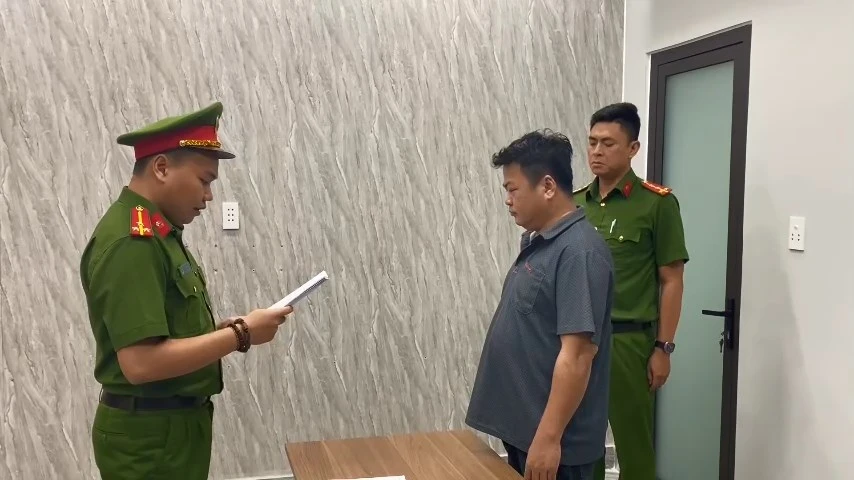 Công an TP.HCM tìm bị hại vụ giám đốc công ty đấu giá lừa đảo hơn 52 tỉ đồng Công an TP.HCM tìm bị hại vụ giám đốc công ty đấu giá lừa đảo hơn 52 tỉ đồng