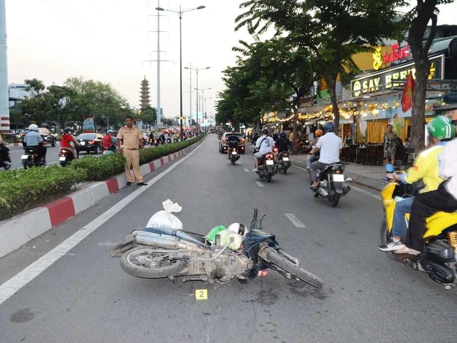 Công an TP.HCM tìm nhân chứng trong vụ tai nạn trên đường Phạm Văn Đồng Công an TP.HCM tìm nhân chứng trong vụ tai nạn trên đường Phạm Văn Đồng